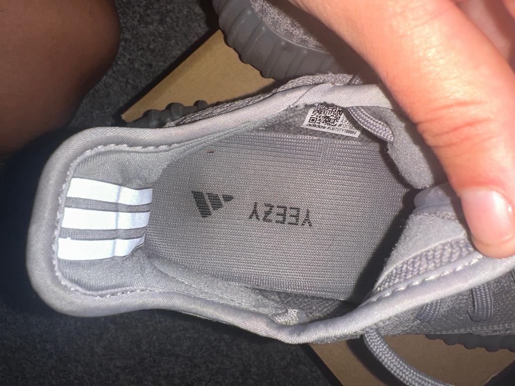 Yeezys grijs, Overige kleuren, Nieuw, Ophalen of Verzenden, Sneakers of Gympen