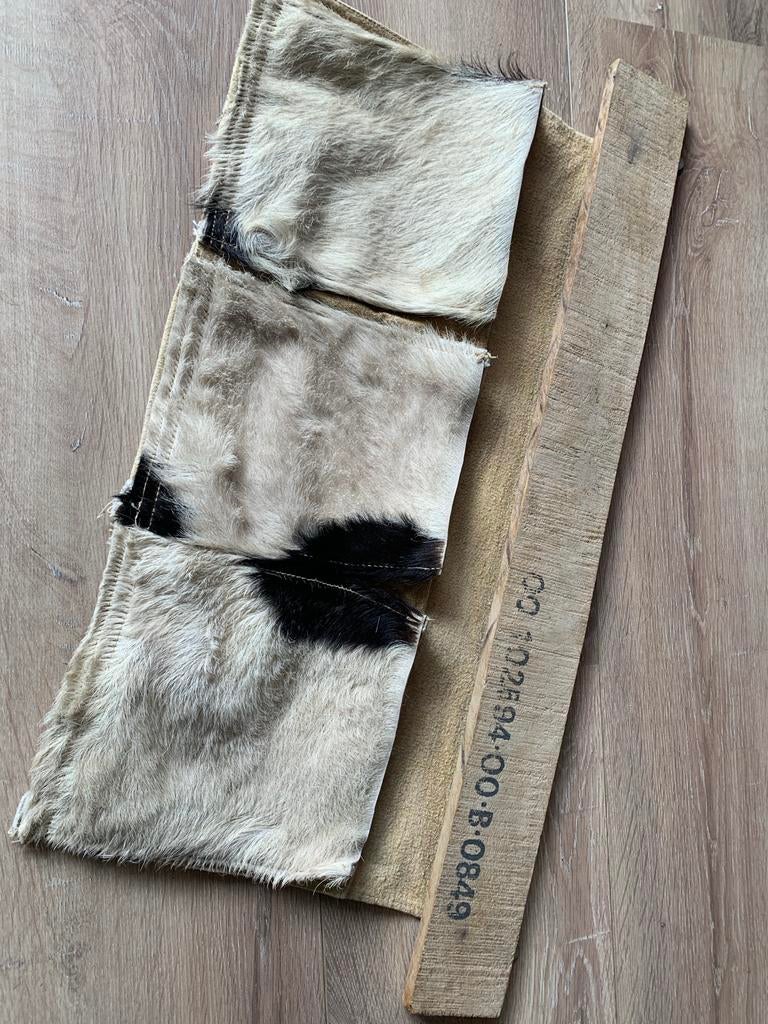 Vintage lectuurrek van koeienhuid en hout, Huis en Inrichting, Woonaccessoires | Krantenbakken en Lectuurbakken, Gebruikt, Ophalen of Verzenden