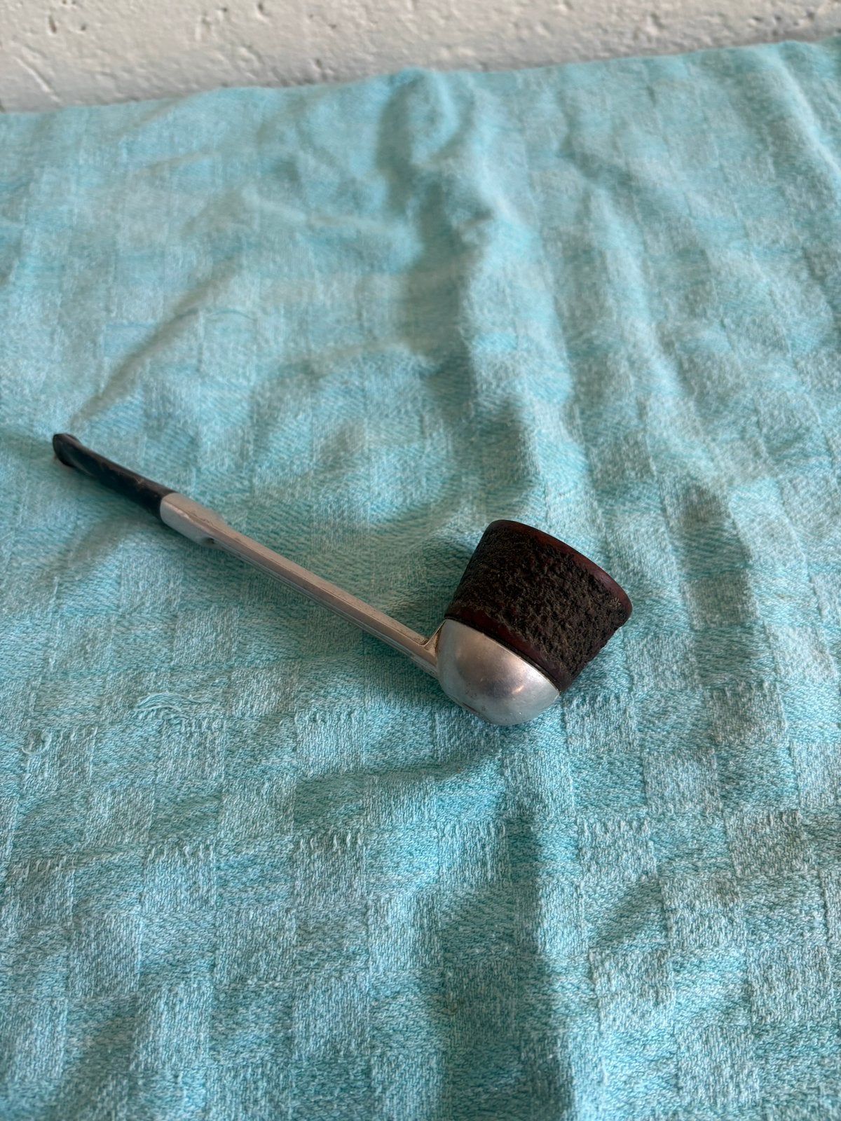 Vintage pijp met metalen steel en houten kom, Verzamelen, Rookartikelen, Aanstekers en Luciferdoosjes, Ophalen, Gebruikt, (Water)pijp