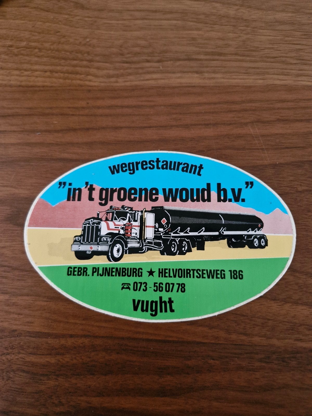 319 Vintage sticker 'In 't Groene Woud' met vrachtwagen, Verzamelen, Ophalen of Verzenden, Zo goed als nieuw, Bedrijf of Vereniging