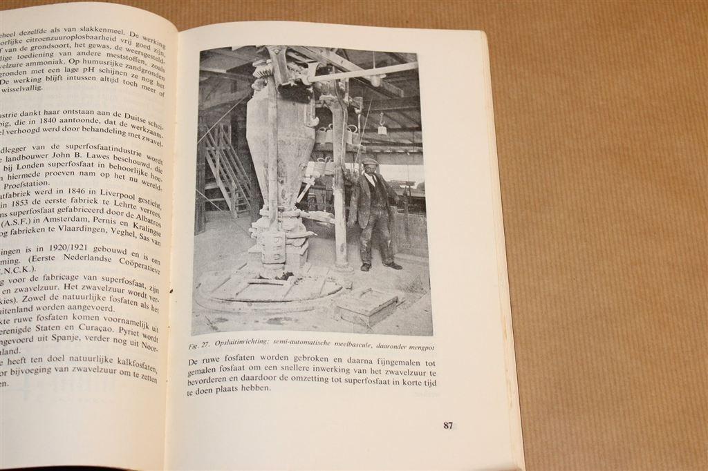 Kunstmeststoffen — 4e Druk 1970 — H.J. Olde Riekerink, Ophalen of Verzenden, Gelezen, Interieur en Design