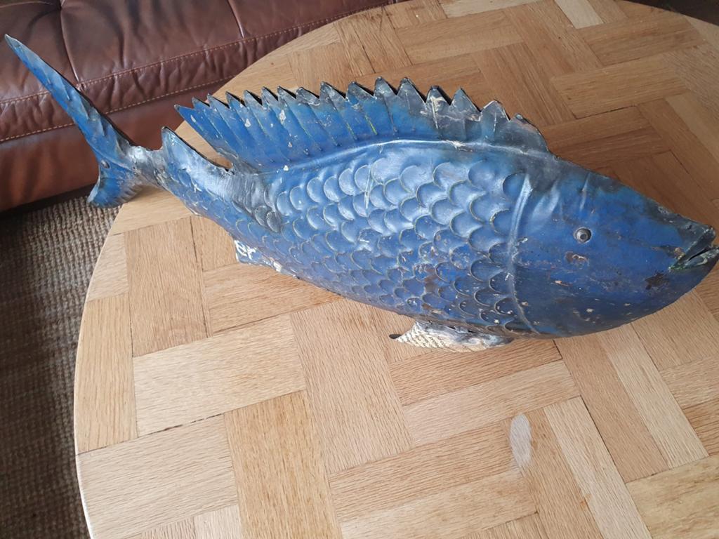 Grote vis gemaakt van (afval)blik, Karper of Koi