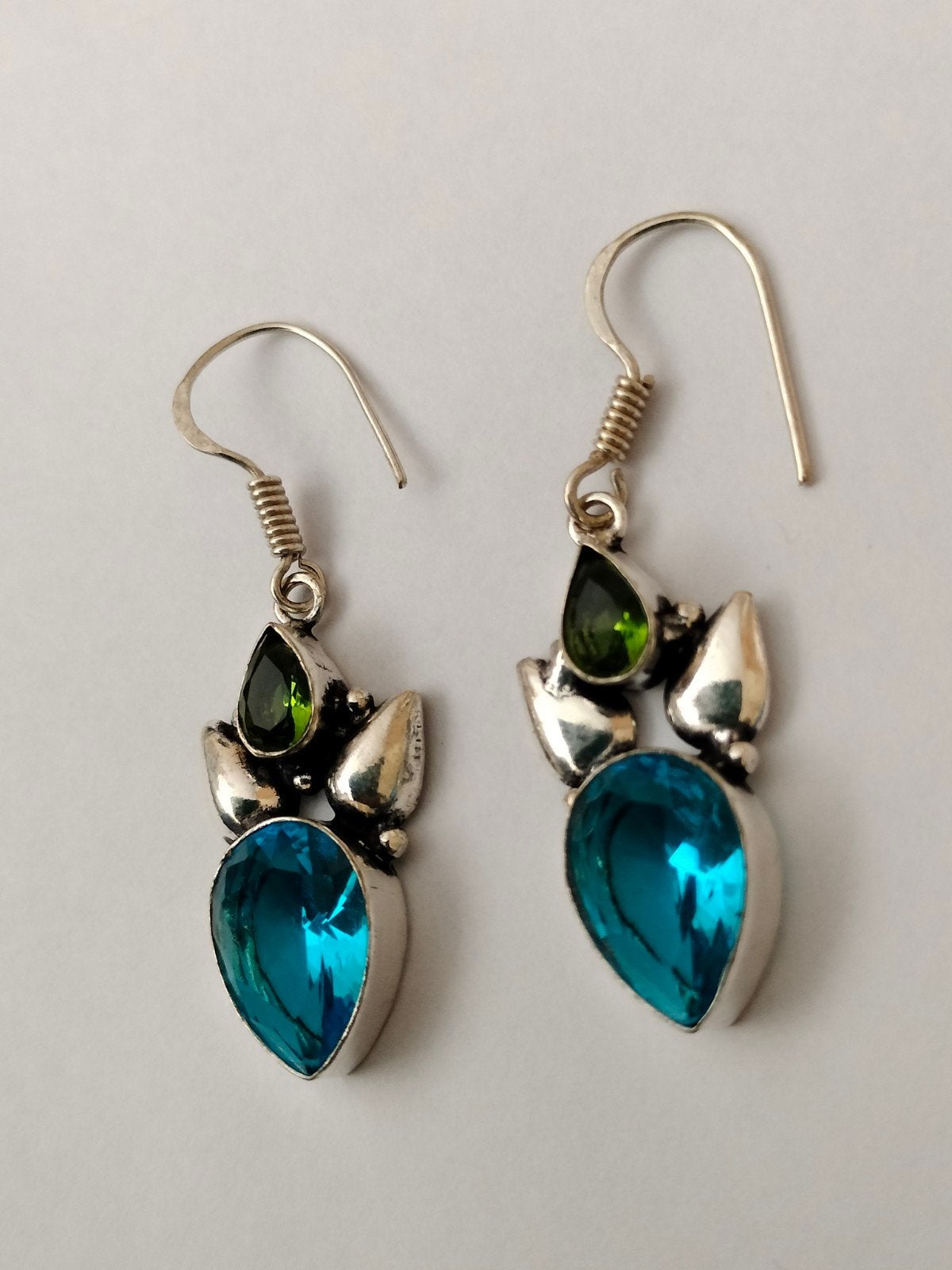 Zilveren oorbellen met blauw topaas en peridot, Hangers, Blauw, Nieuw, Ophalen of Verzenden