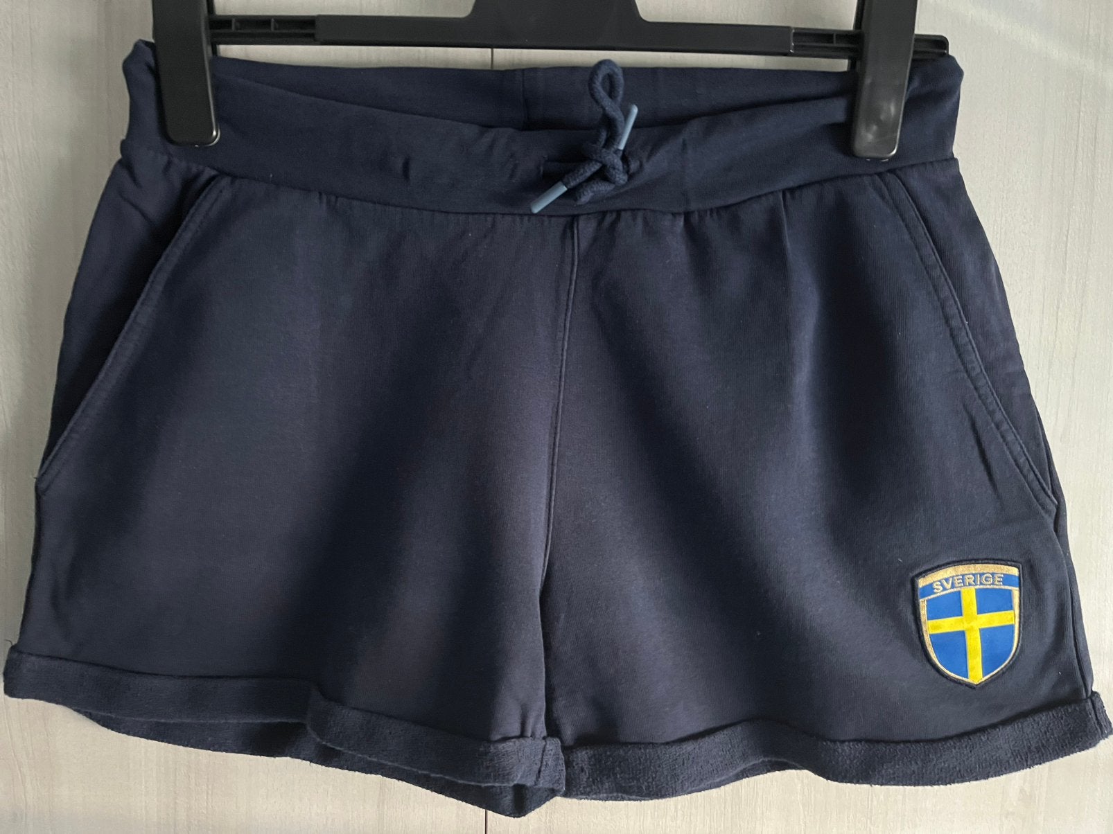 Broek merk Sverige. Official Supporter. Maat M, Ophalen of Verzenden, Zo goed als nieuw