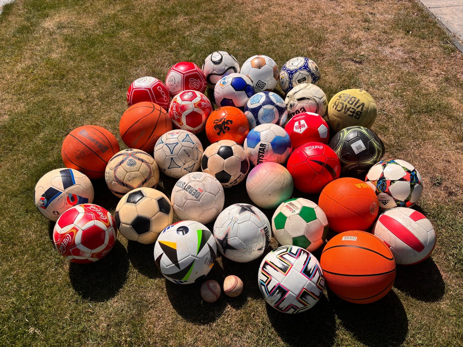 Diverse ballen: voetbal, basketbal, beachbal, honkbal, Maat XS of kleiner, Ophalen, Zo goed als nieuw, Bal