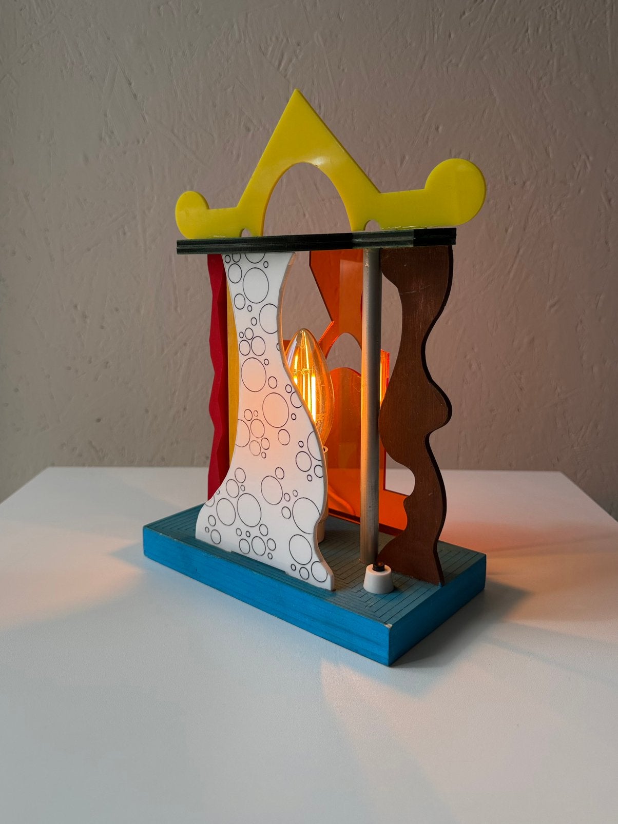 Ateliergemaakte Memphis stijl tafellamp jaren 80/90, Meerkleurig, Handgemaakt, Ophalen of Verzenden, Overige materialen