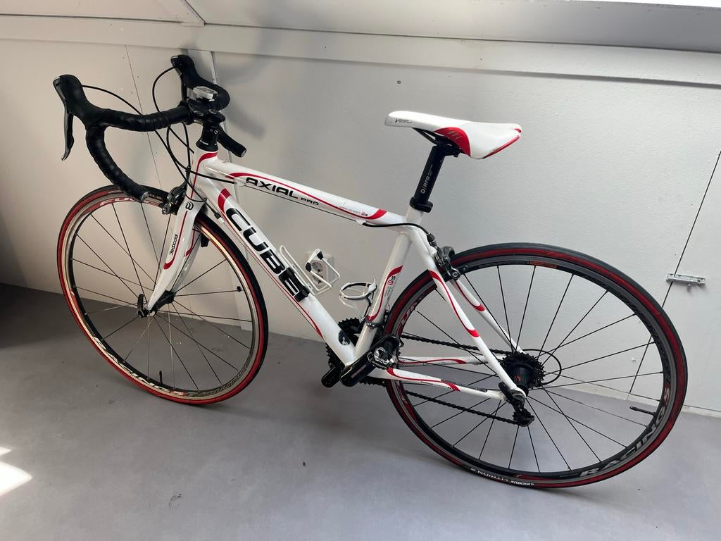 Cube Axial Pro racefiets, wit/rood, dames, 28 inch, Velgrem, Aluminium, Zo goed als nieuw