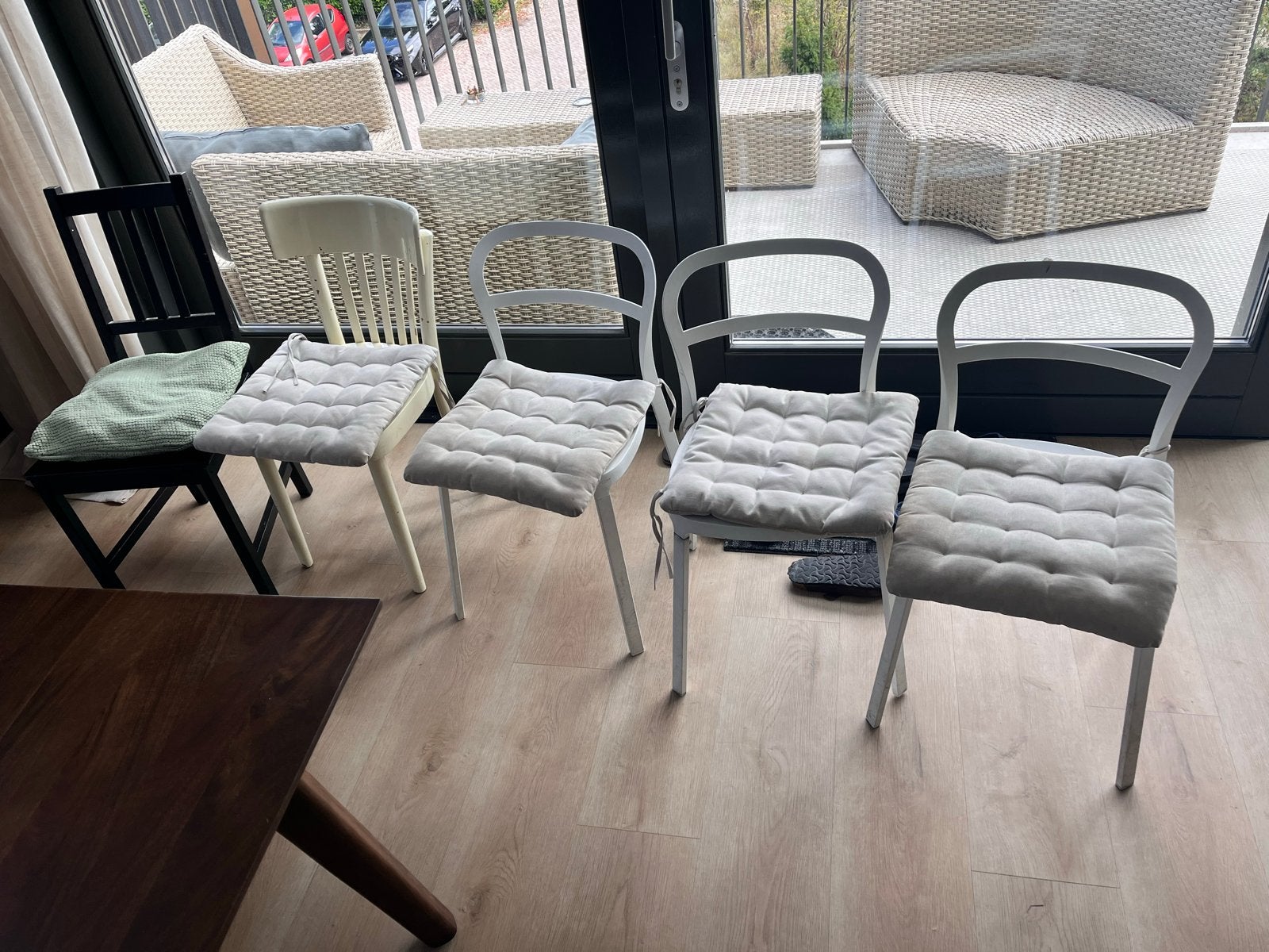 5 stoelen gratis af te halen (3 gammel, 2 goed), Huis en Inrichting, Ophalen, Gebruikt, Overige kleuren, Vijf, Zes of meer stoelen