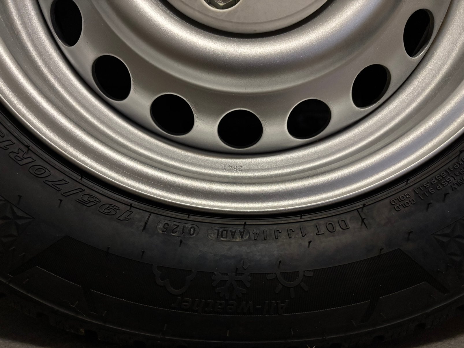 Zgan nexen N blue 4 season banden op velg van fendt caravan., Ophalen, Zo goed als nieuw