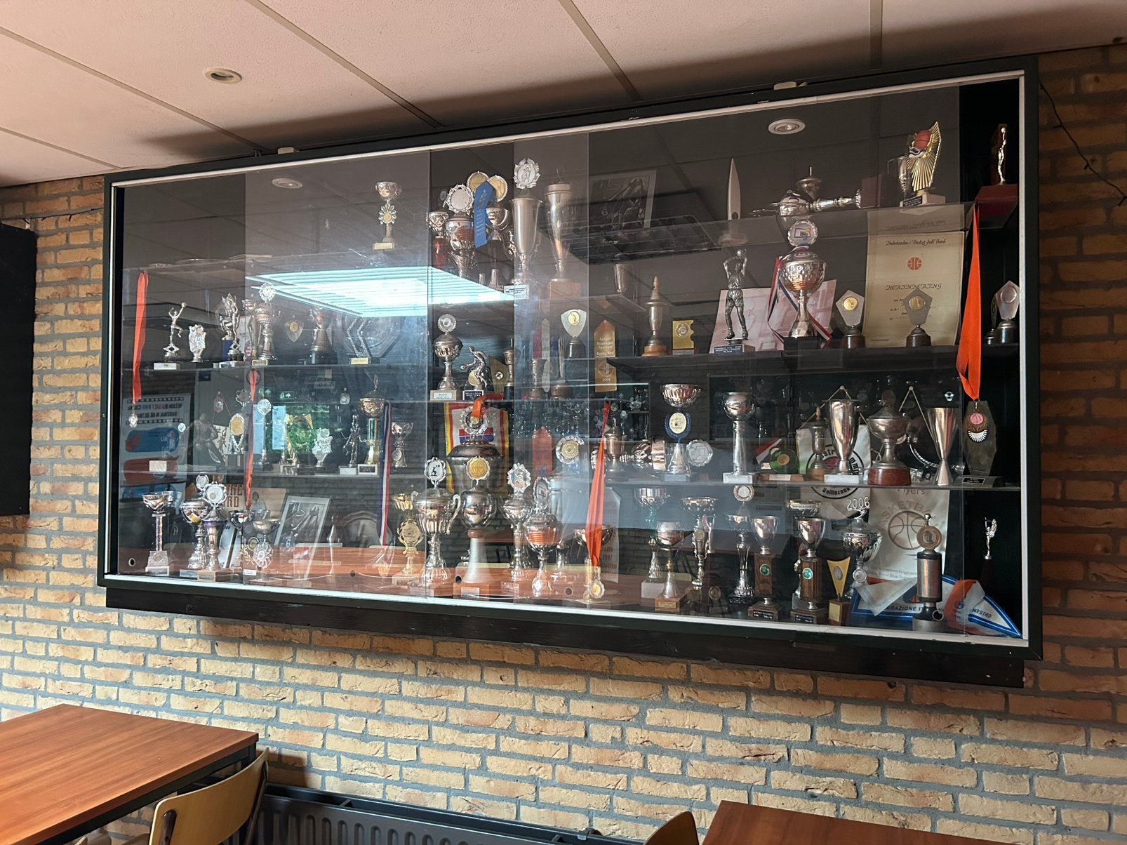Vintage vitrinekast prijzenkast, Raamkozijn, Zo goed als nieuw, Hout, Ophalen