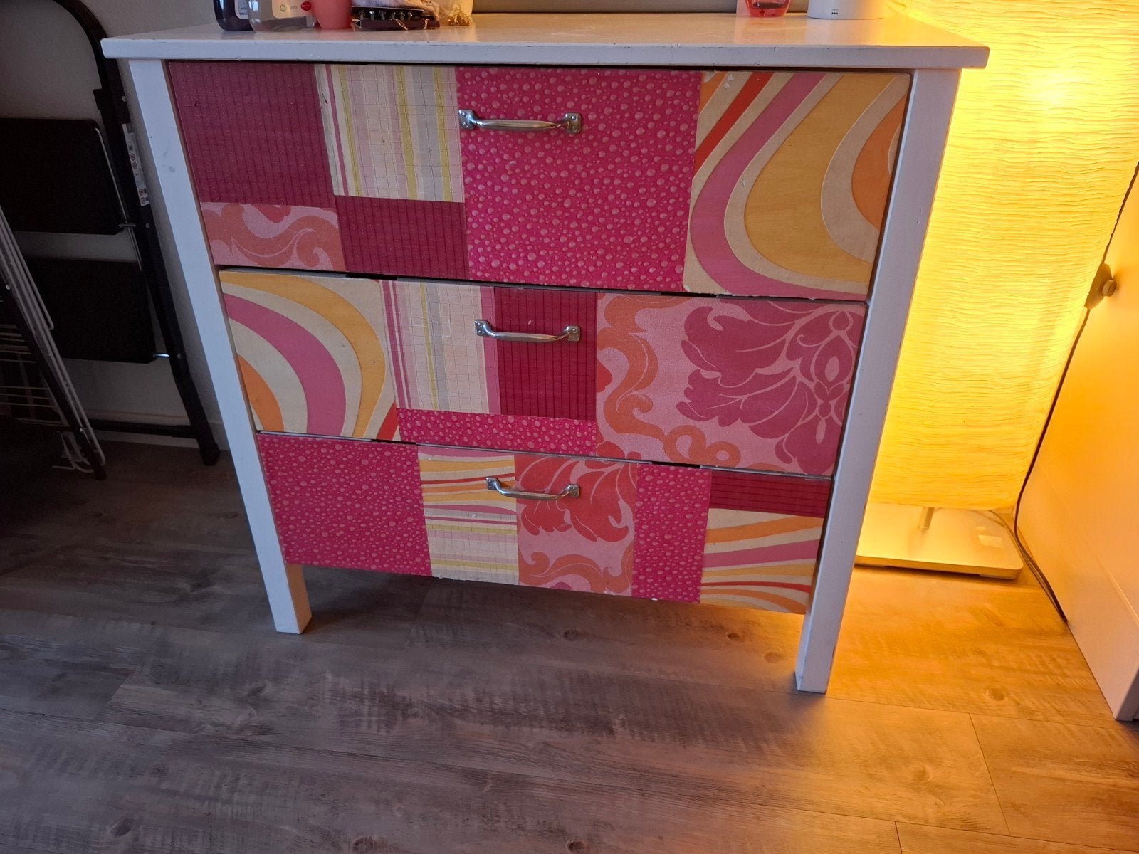 Vrolijke ladekast, Gebruikt, 100 tot 150 cm, 3 of 4 laden, 25 tot 50 cm
