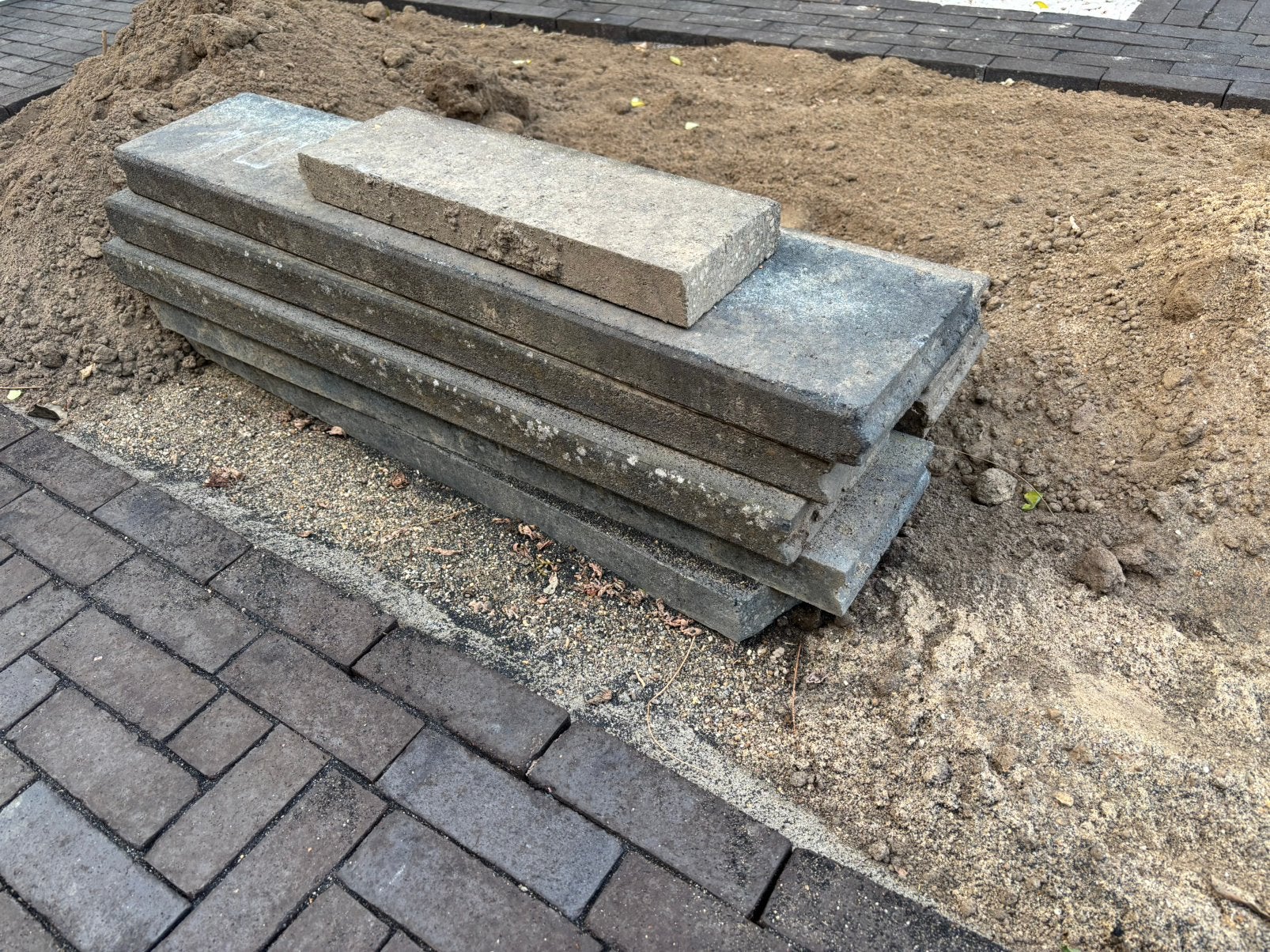 Gratis Opsluitbanden, 20cm en 15 cm hoog, antraciet, Tuin en Terras, Bielzen en Borders, Ophalen, Gebruikt, 100 tot 200 cm, Minder dan 25 cm