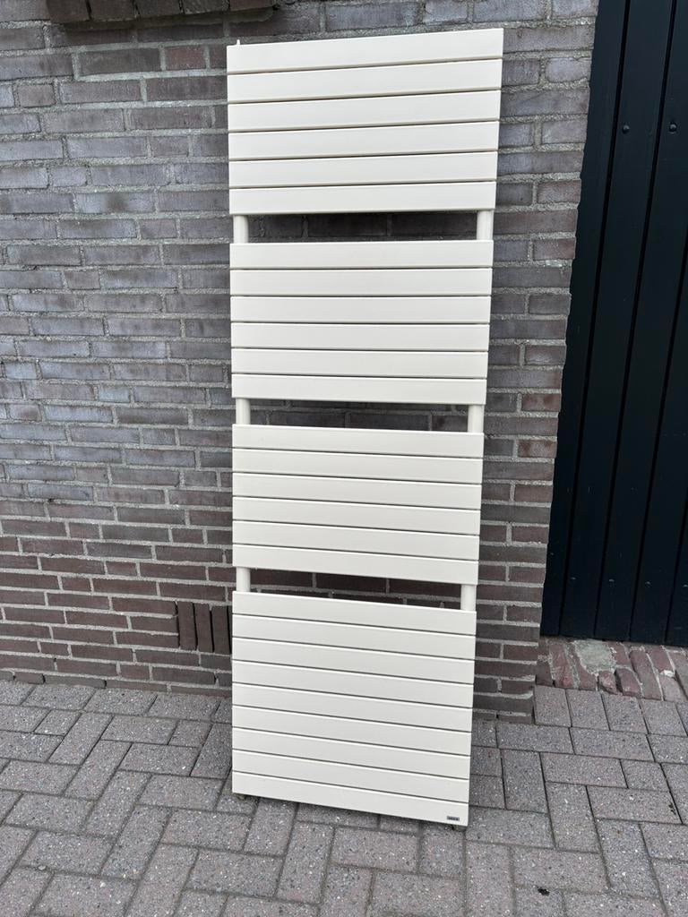 Radiator Vasco, Doe-het-zelf en Verbouw, Verwarming en Radiatoren, Ophalen, Radiator, Zo goed als nieuw, 60 tot 150 cm