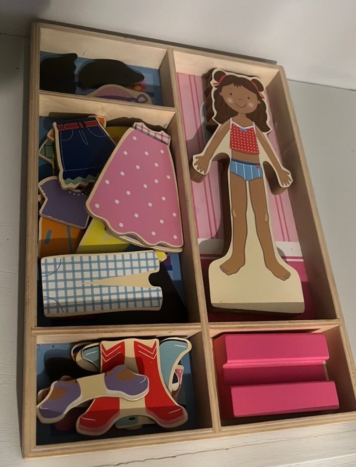 Leuke magnetische houten aankleed pop, Ophalen, Zo goed als nieuw