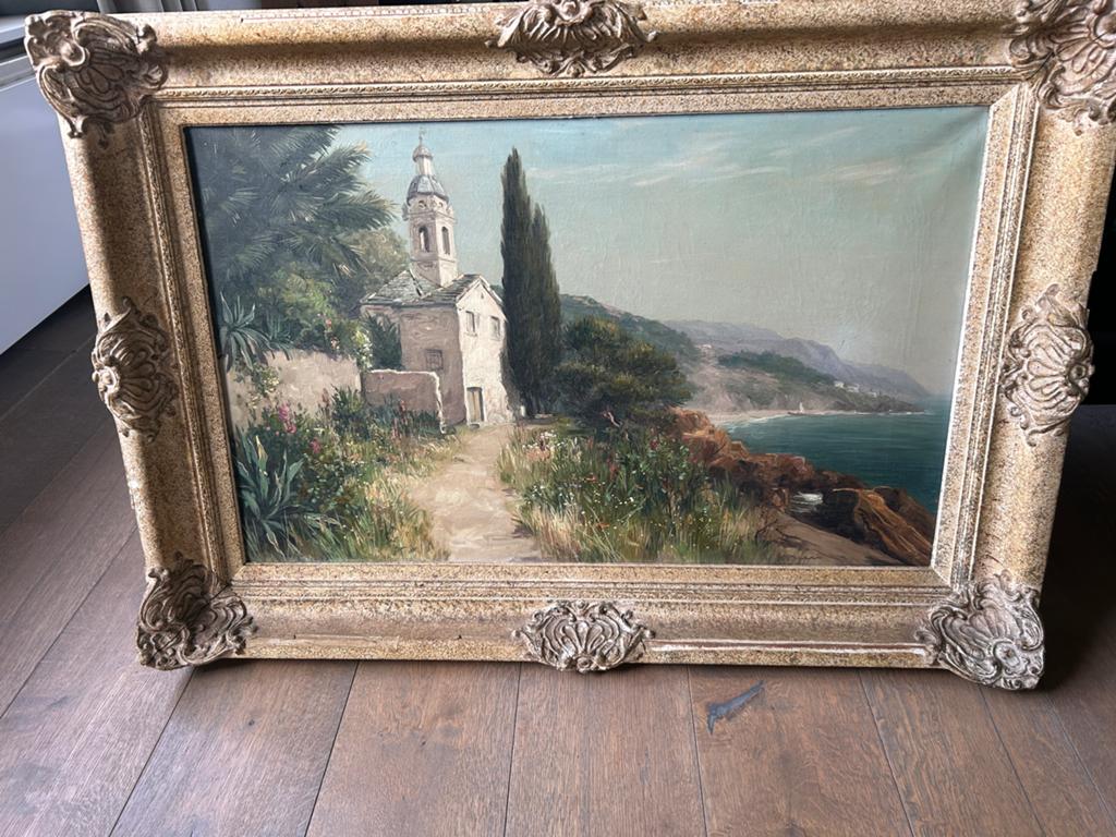 Oud schilderij met kerkje aan de kust in sierlijke lijst, Antiek en Kunst, Ophalen