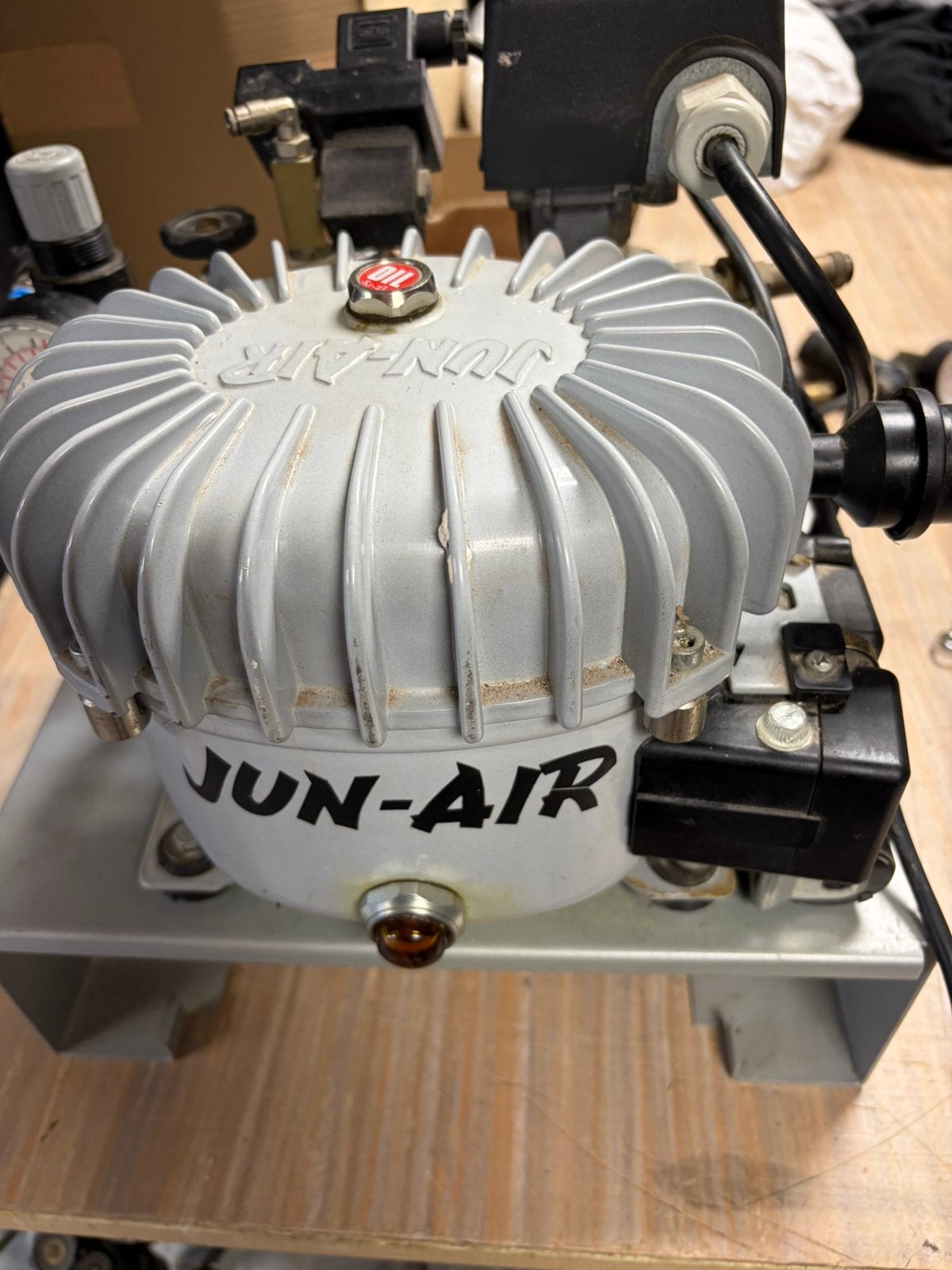 100%goed en super stil jun air compressor, Doe-het-zelf en Verbouw, Compressors, 100 liter of meer, Ophalen, Zo goed als nieuw