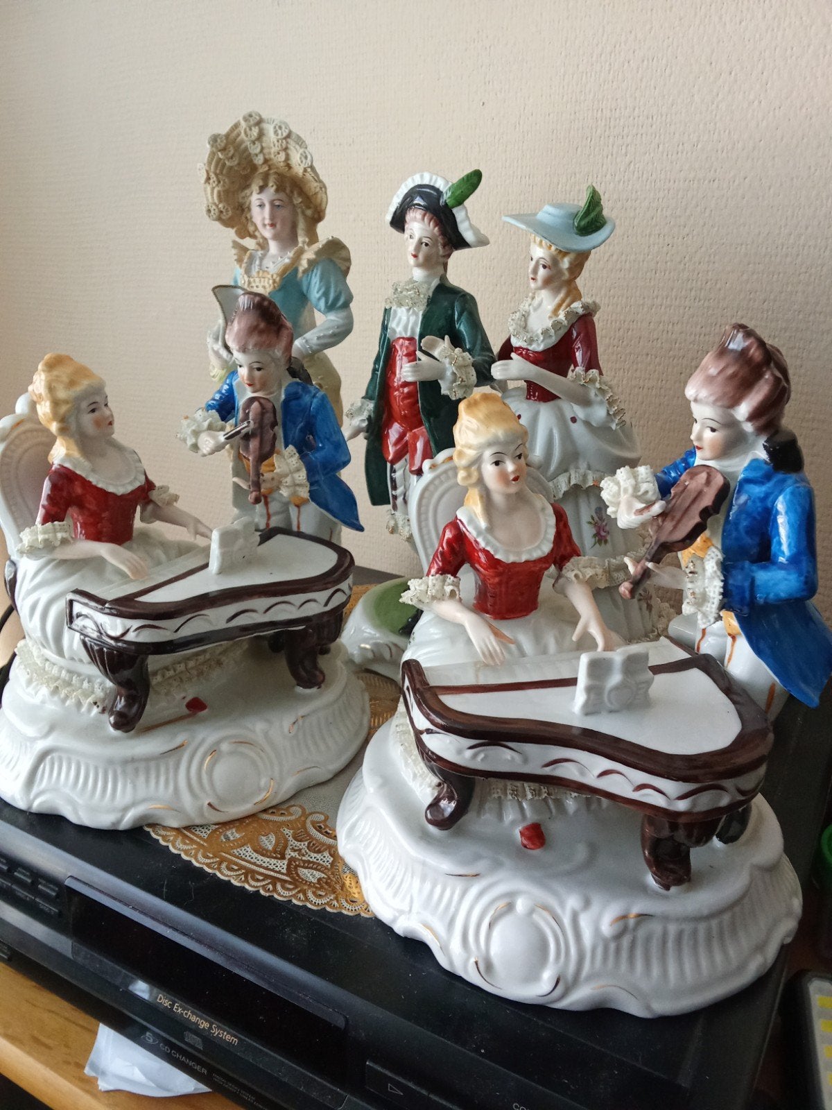 te koop Set porseleinen beelden - klassieke figuren en koets, Ophalen