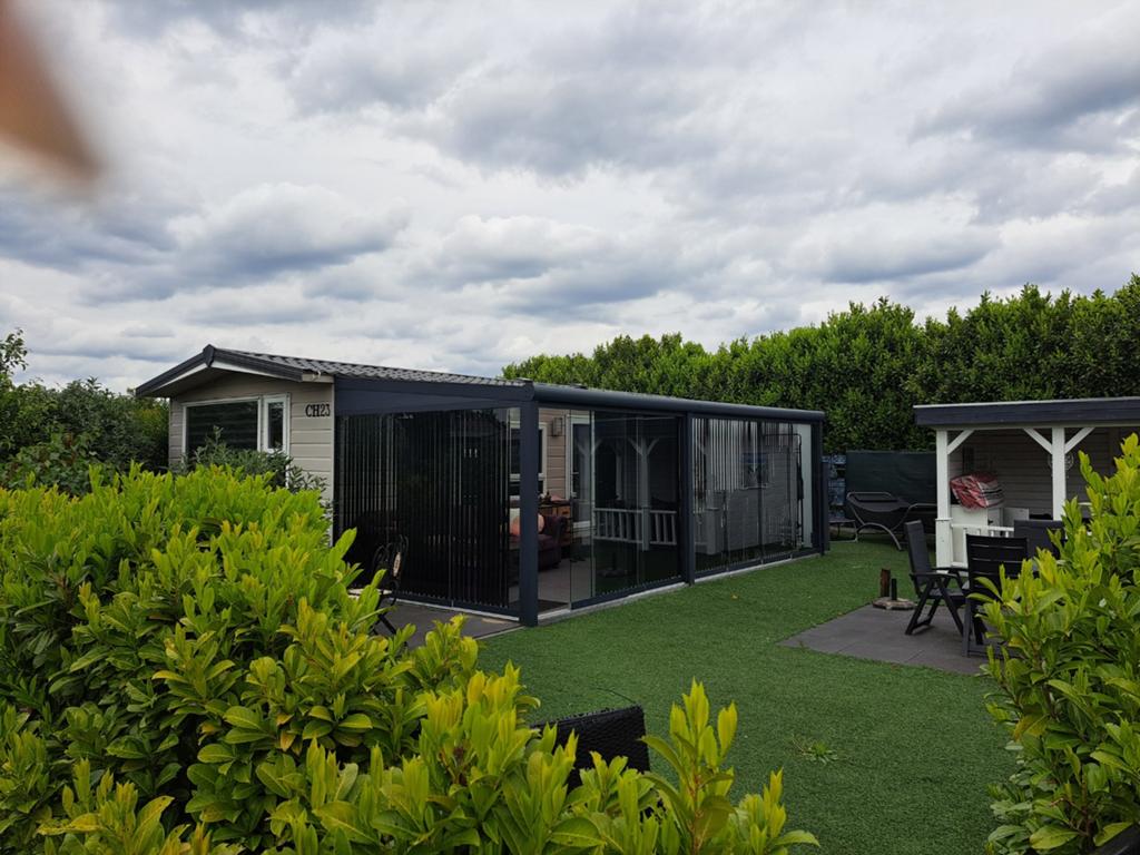 Chalet met serre op ruime kavel  Klein Paradijs in Chaam
