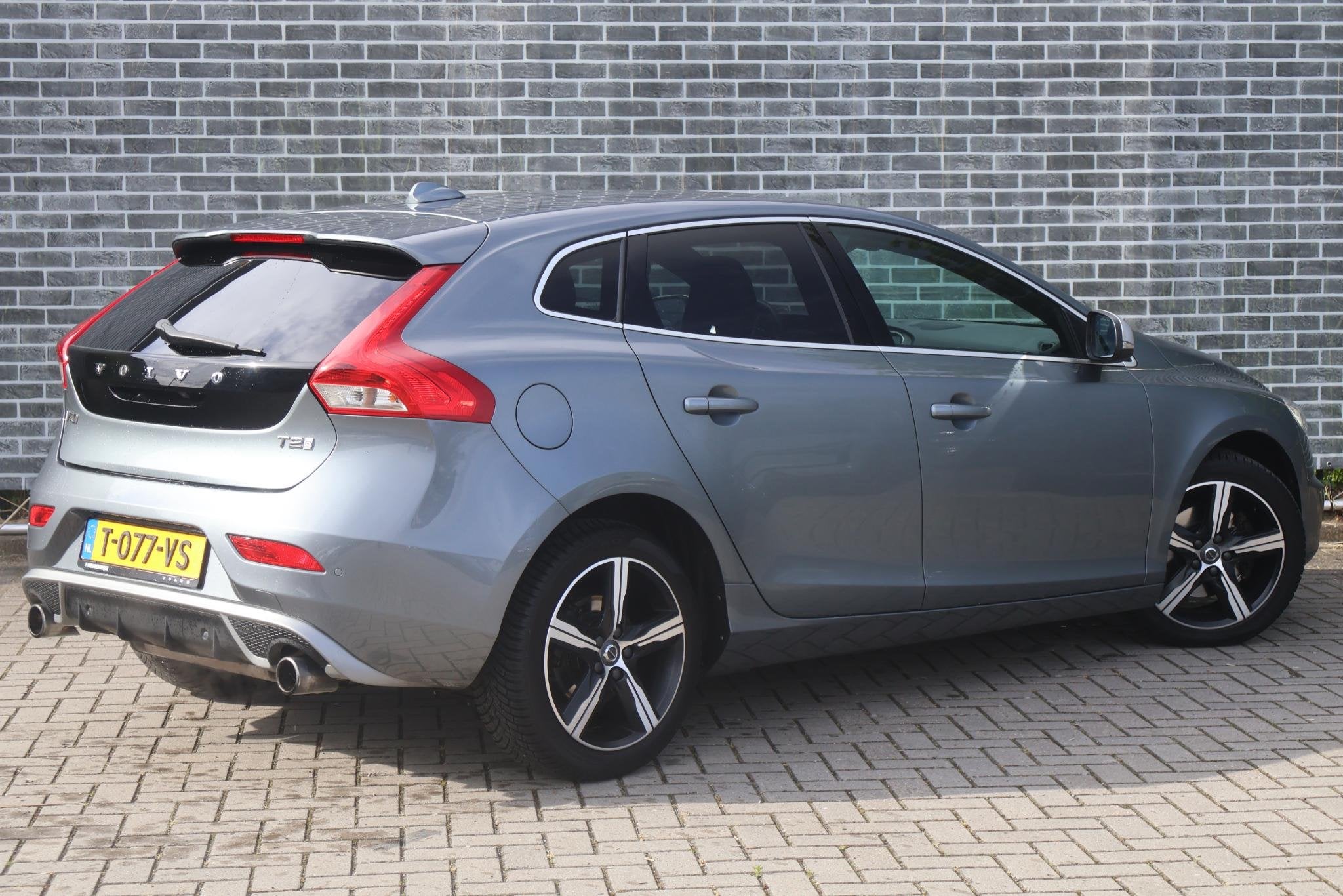 Volvo V40 2.0 T2 R-Design | Navigatie | Harman Kardon Audio, 12 maanden, Gebruikt, 4 cilinders, 122 pk