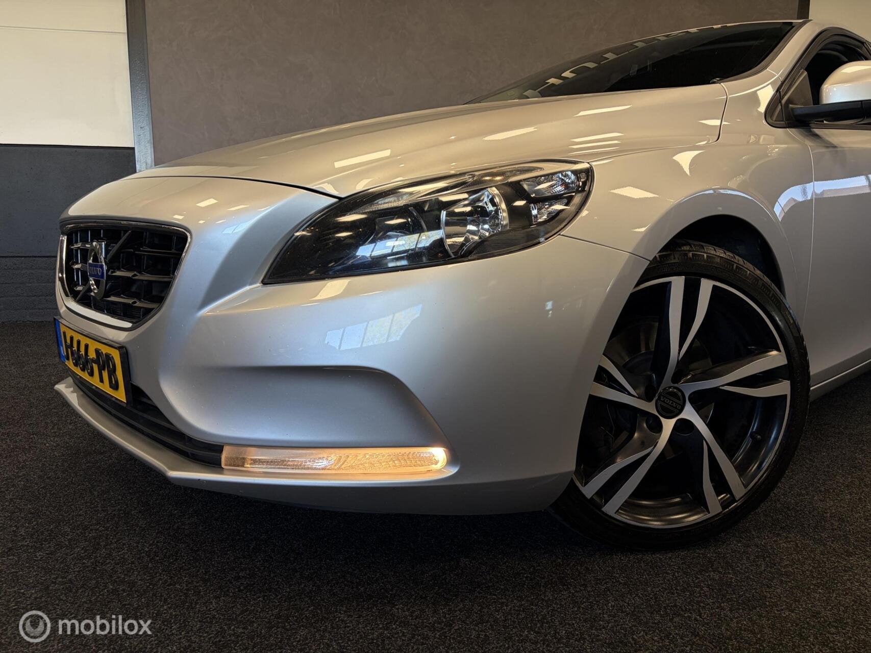 Volvo V40 1.6 T2 Momentum LMV / NAVI / AIRCO / CRUISE / NETT, Auto's, Voorwielaandrijving, Stof, Gebruikt, Zwart