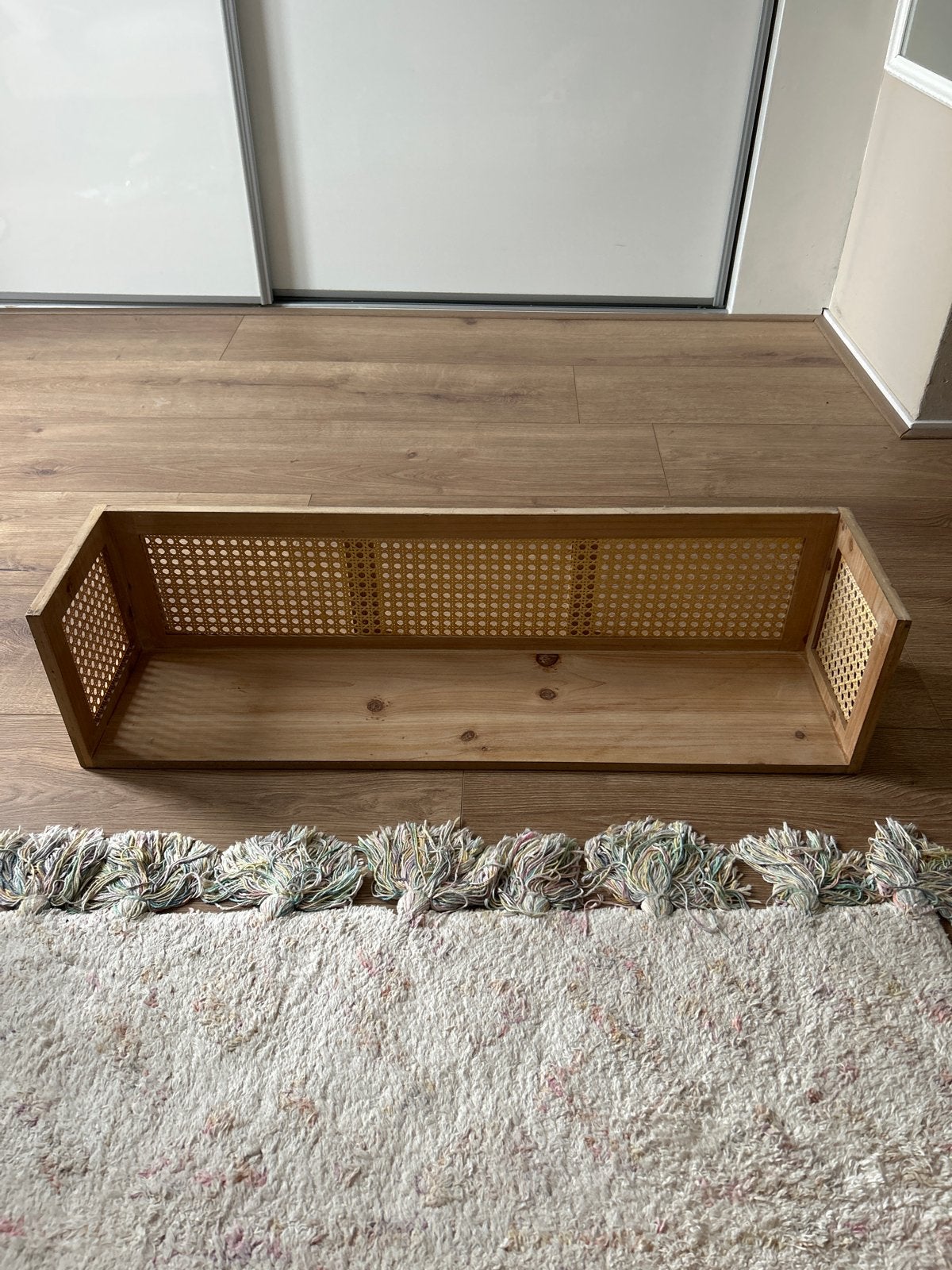 Houten wandplank met rotan details, Ophalen, Zo goed als nieuw
