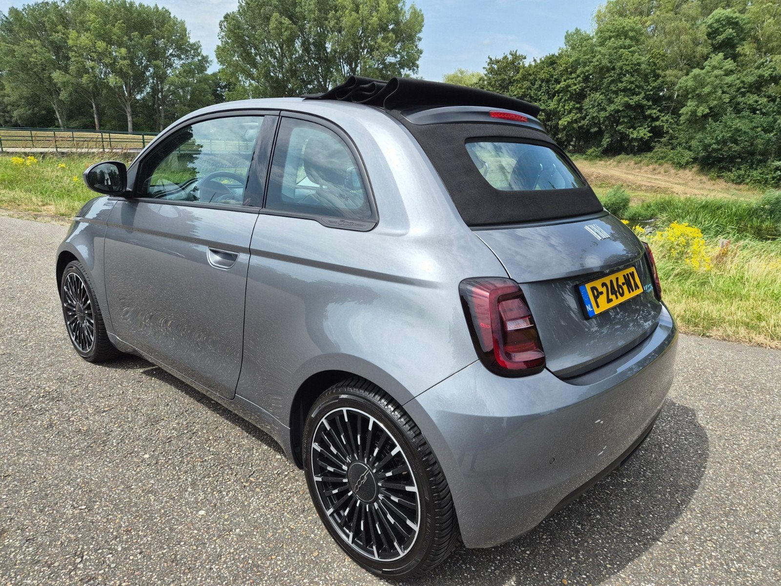 Fiat 500e cabrio 42kWh Aut 2022 Grijs (soh) 92,55%, Auto's, Fiat, Stof, 50 €/maand, 4 stoelen, Origineel Nederlands