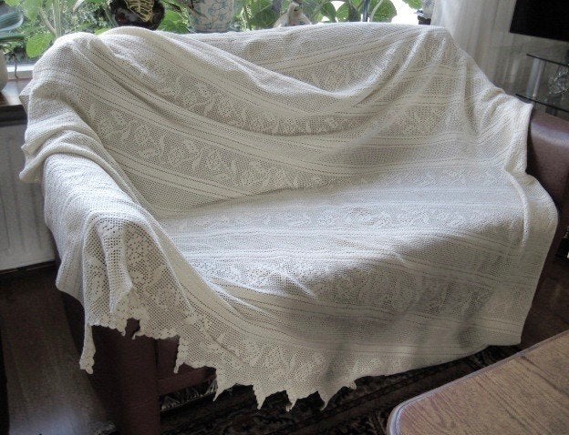 PRACHTIG EXTRA GROOT GEBROKEN WIT GEHAAKT SPREI/KLEED ,TAKJE, Ophalen of Verzenden