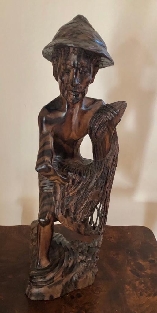 Handgesneden houten beeld van visser met net uit Indonesië, Antiek en Kunst, Kunst | Beelden en Houtsnijwerken, Ophalen of Verzenden