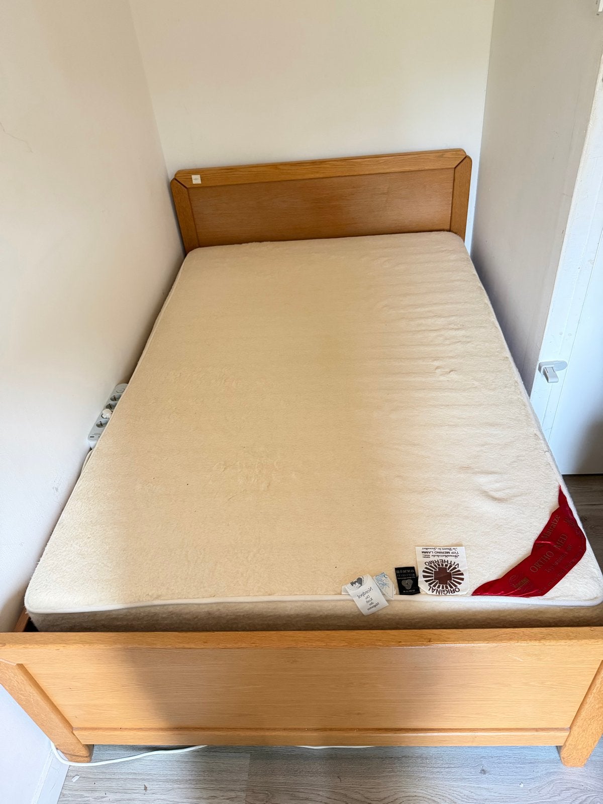 Houten bedframe met matras (Vithermo, merinowol) - Amstelvee, Huis en Inrichting, Gebruikt, Beige, Tweepersoons, 200 cm
