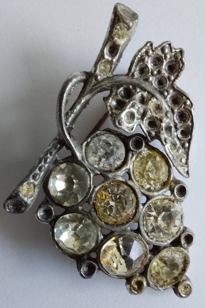 Broche druiventros met strass, Sieraden, Tassen en Uiterlijk, Overige materialen, 4 tot 7 cm, Gebruikt, Verzenden