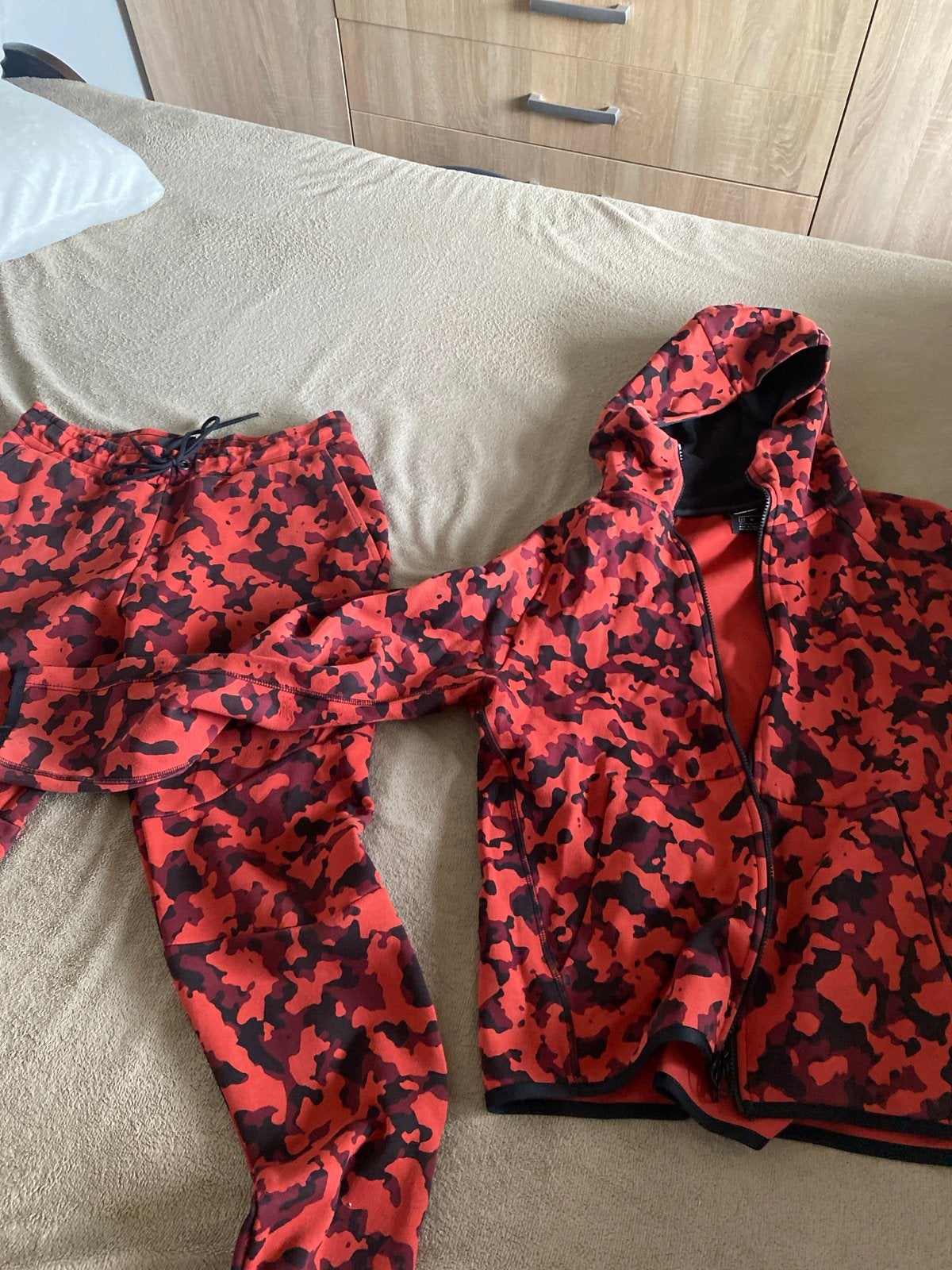 Nike Tech Fleece Camo Trainingspak - Rood/Zwart, Ophalen of Verzenden, Gedragen, Maat 48/50 (M), Rood