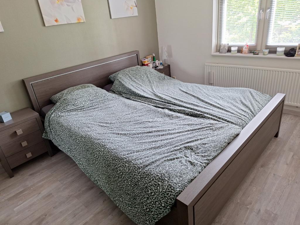Comfortabel tweepersoonsbed met nachtkastjes en grote kleren, Huis en Inrichting, Slaapkamer | Bedden, Ophalen, Gebruikt, Bruin