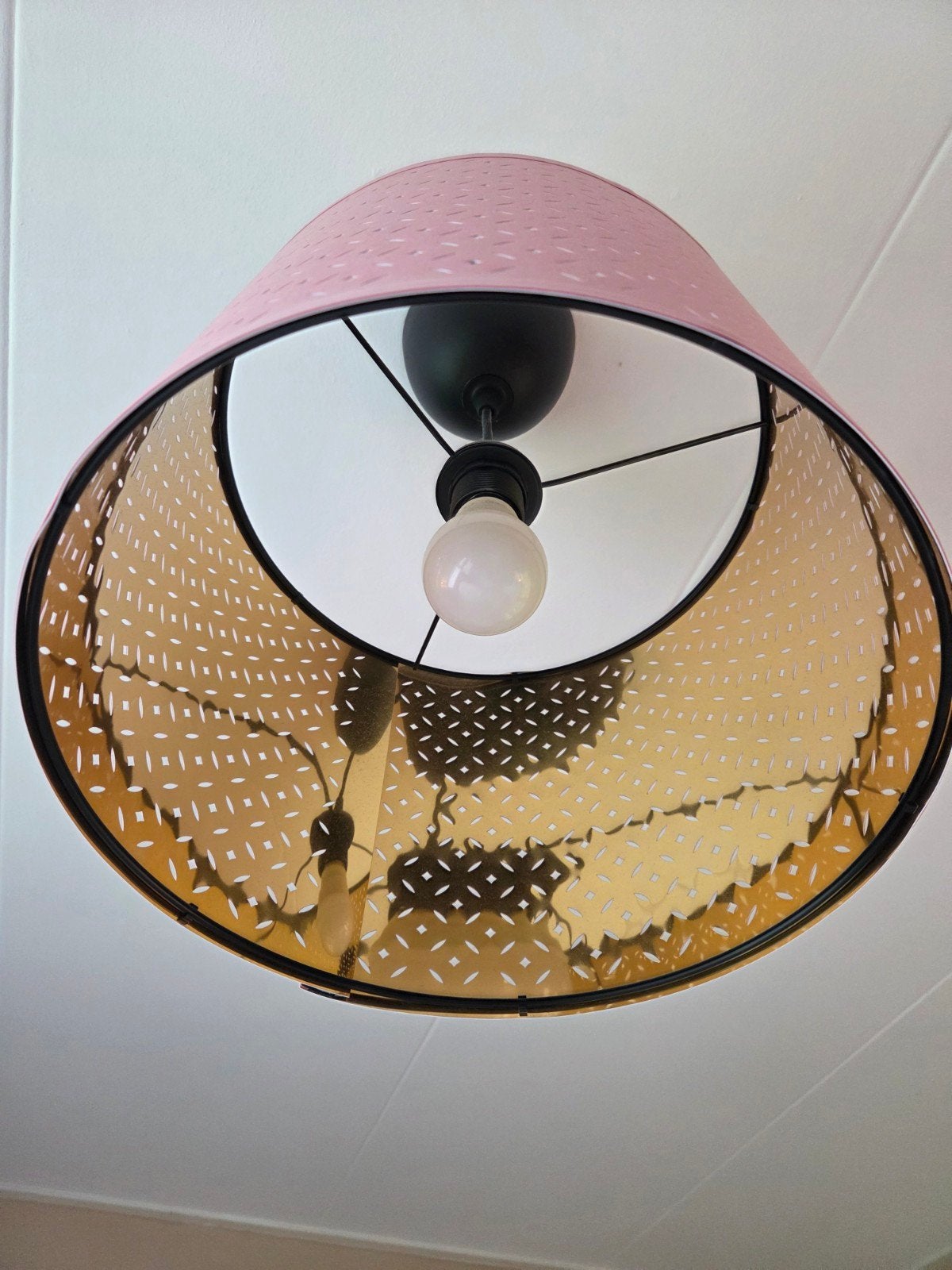 IKEA plafondlamp roze met "gouden" binnenkant, Ophalen, Gebruikt, Modern, Speels, E27 (groot)