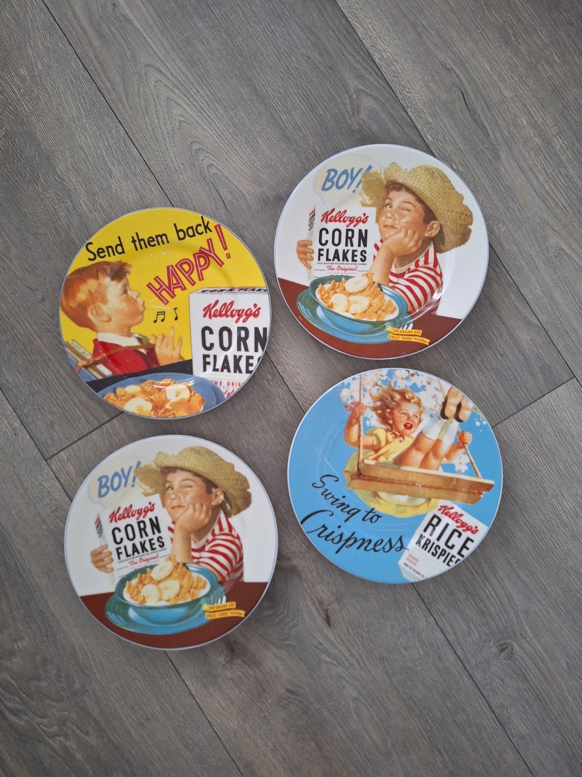 Set van 4 vintage Kellogg's Corn Flakes borden, Ophalen of Verzenden, Gebruikt, Overige materialen, Bord of Schaal