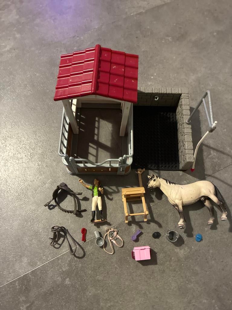 Schleich 42104 Paardenbox met Arabische merrie en accessoire, Ophalen of Verzenden, Zo goed als nieuw, Jongen of Meisje