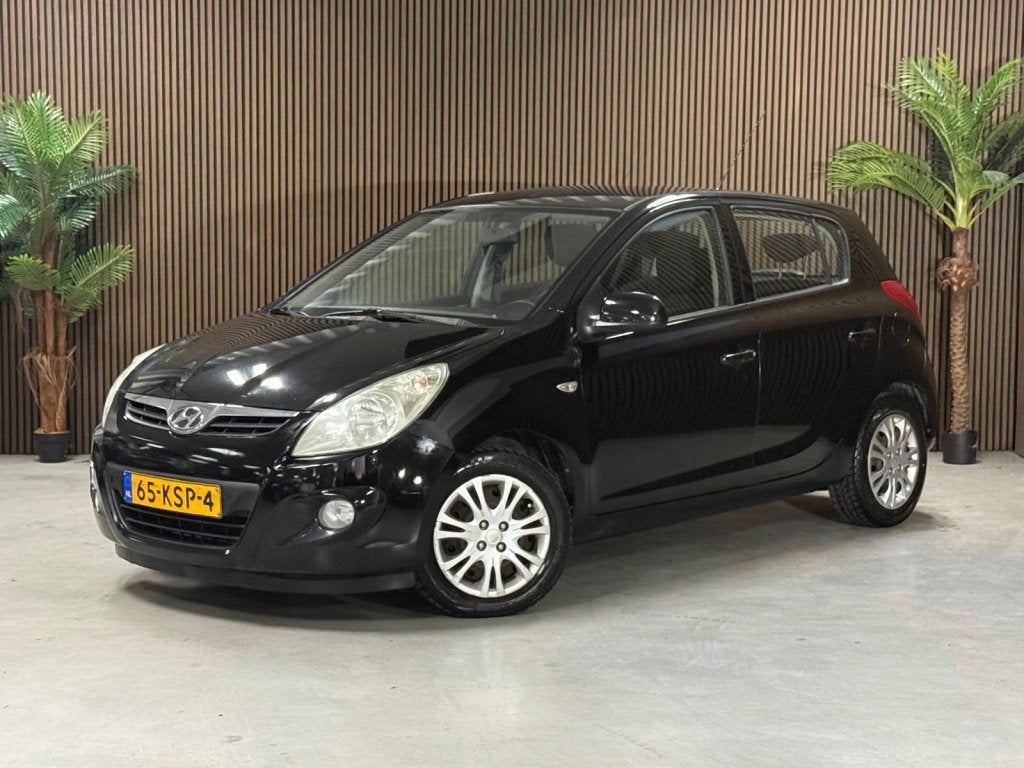 Hyundai i20 1.2i Dynamic nieuw ketting (bj 2010), Auto's, Gebruikt, 31 €/maand, 4 cilinders, Zwart