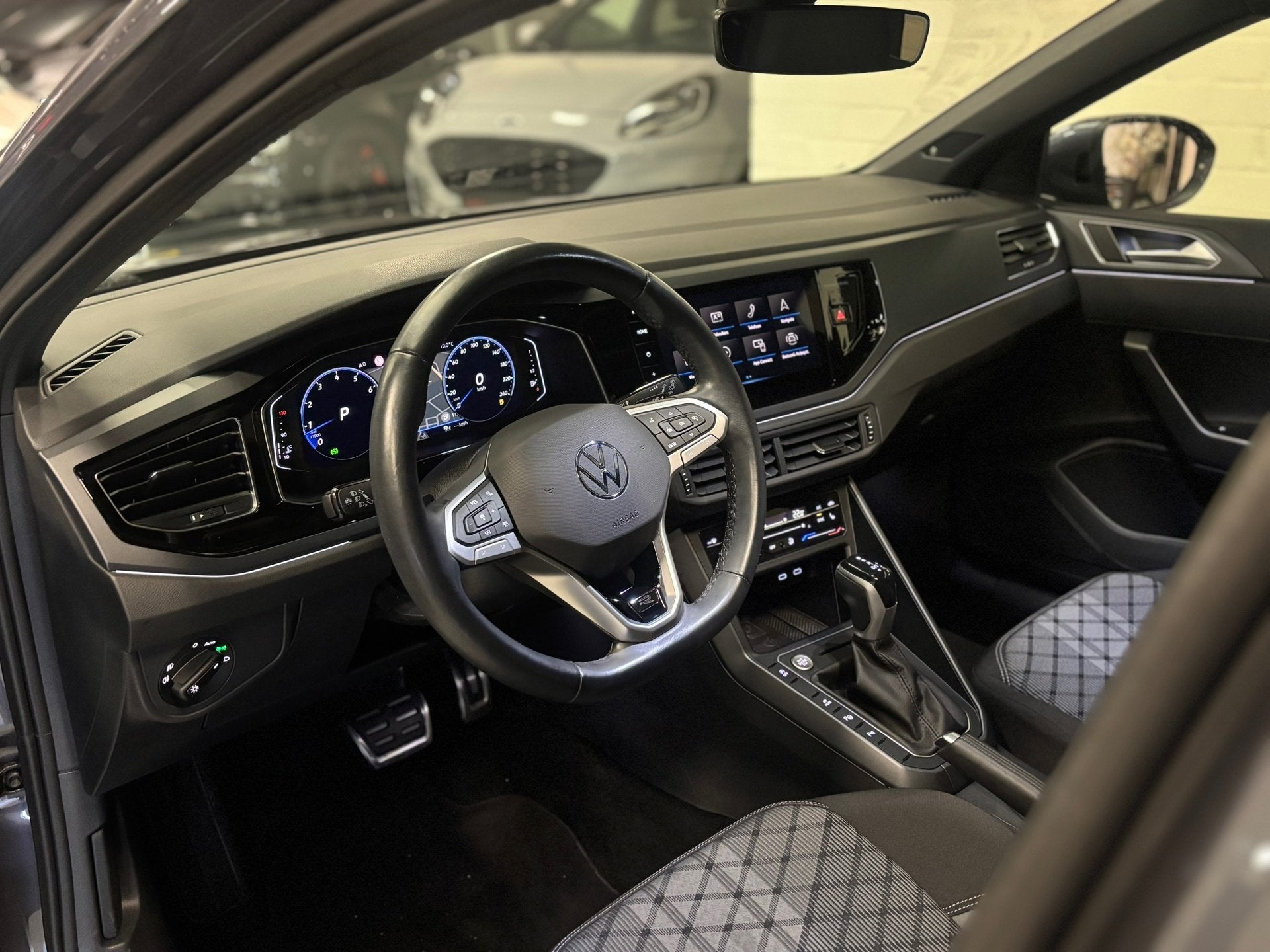 Volkswagen Taigo 1.5 TSI R-Line Cam|Pano|Beats|IQ-light|Ledb, Dealer onderhouden, Stof, Zwart, 4 cilinders