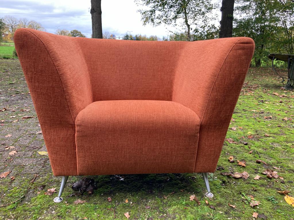 Comfortabele oranje fauteuil Montél met metalen poten, Huis en Inrichting, Fauteuils, Ophalen, Gebruikt, Stof, 75 tot 100 cm