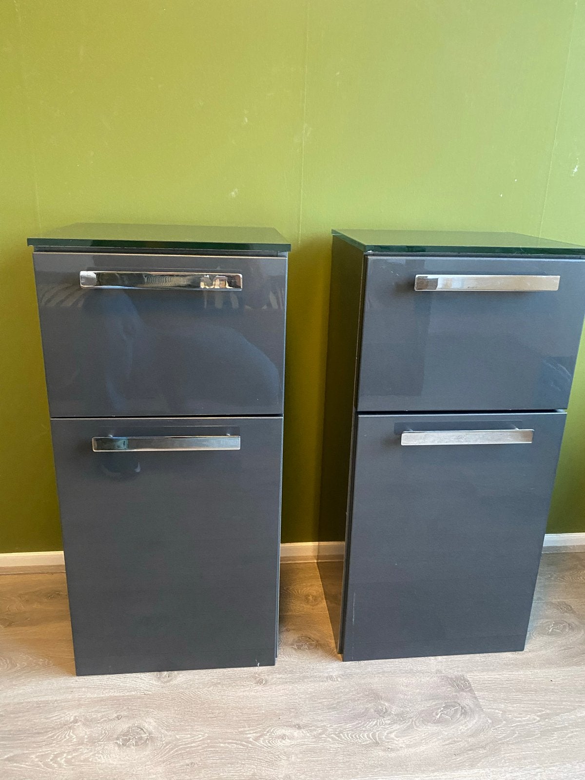 2x Donkergrijze Nachtkastjes met Glazen Blad, Huis en Inrichting, Ophalen, Zo goed als nieuw