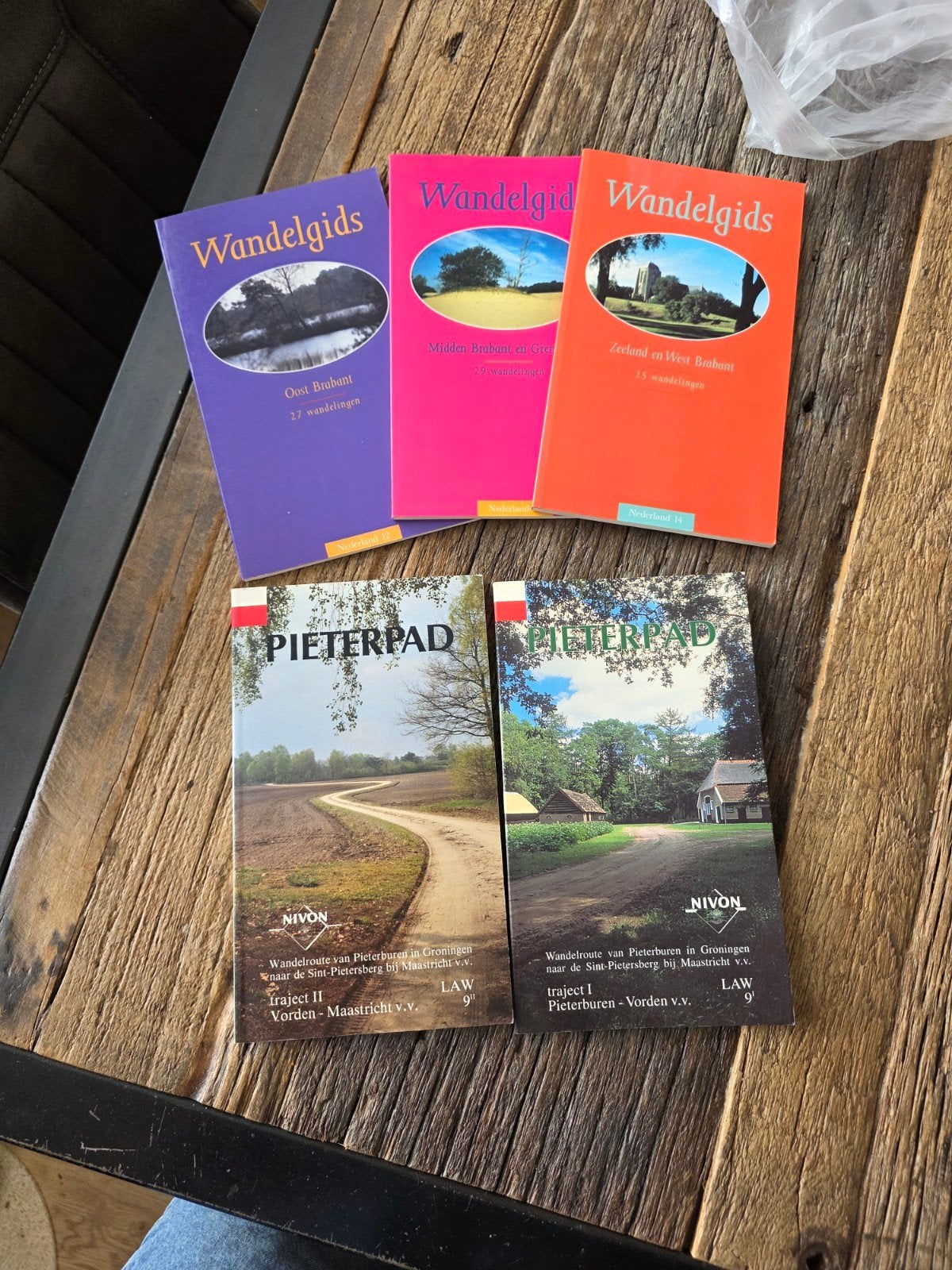 Wandelgidsen en Pieterpad gidsen - Diverse regio's, Fiets- of Wandelgids, Ophalen of Verzenden, Benelux, Gelezen