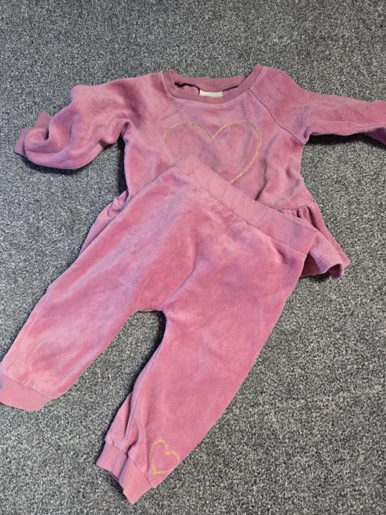Roze pakje met hartje en ruffles•First Impressions• maat 68, Ophalen of Verzenden, Zo goed als nieuw, First Impressions, Meisje