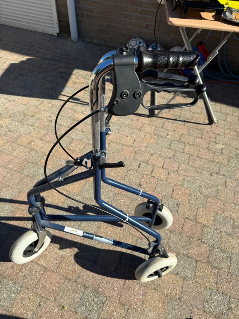Rollator 3 wiel , inklapbaar mrt mandje en dienblad, Ophalen, Zo goed als nieuw