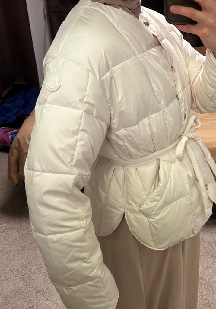 Elegante Crème Gewatteerde Winterjas Met Ceintuur Moncler, Kleding | Dames, Wintersportkleding, Zo goed als nieuw, Jack, Ophalen of Verzenden