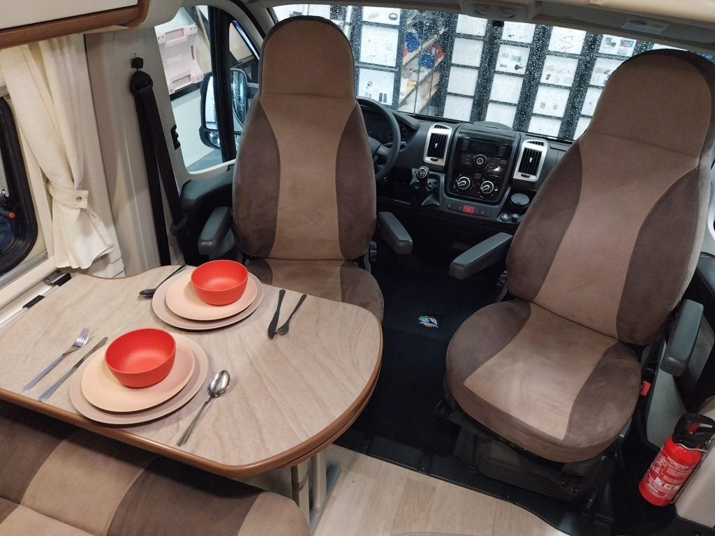 Luxe Chausson Twist Prestige met lengte bedden, Lpg en trekh, Caravans en Kamperen, Campers, Niet ingevuld, Ringverwarming, Treinzit