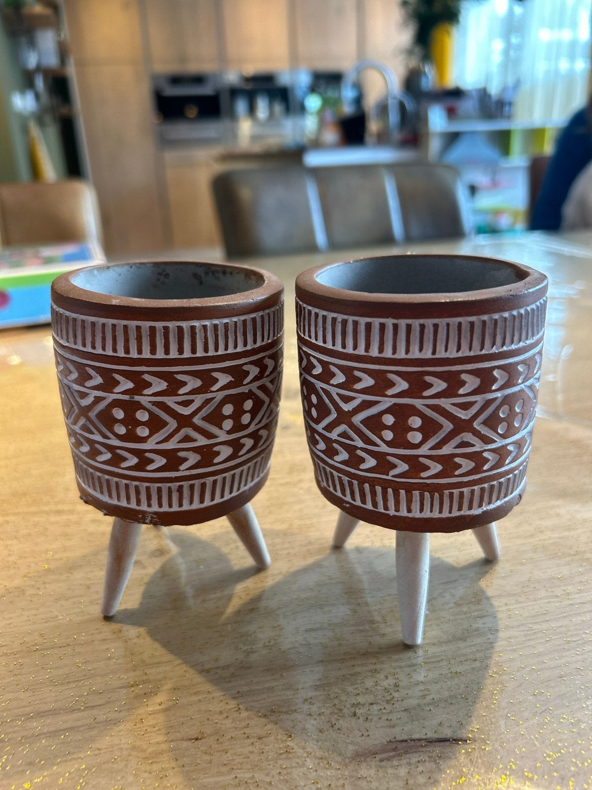 Ibiza style: 2 kleine bloempotjes op pootjes, aardewerk, Tuin en Terras, Rond, Binnen, Ophalen of Verzenden, Zo goed als nieuw