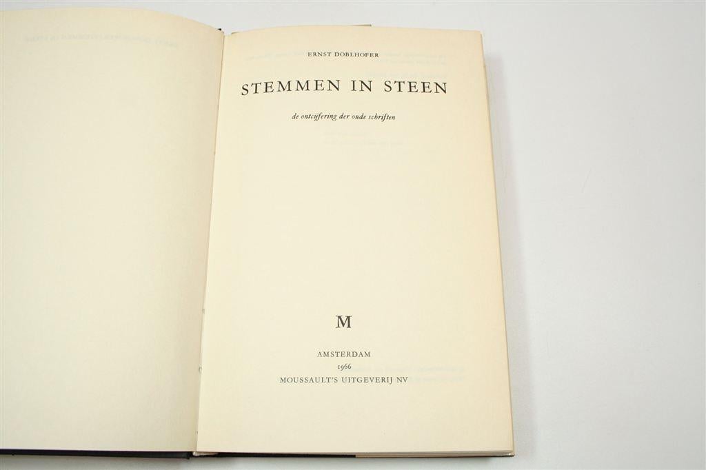 Stemmen in Steen — Ontcijfering Oude Schriften 1966, Ophalen of Verzenden, Gelezen, Europa