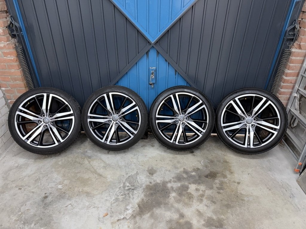 Volvo V60 originele R-Design 19 inch velgen + winterbanden, Auto-onderdelen, Gebruikt, Banden en Velgen, Winterbanden, 235 mm