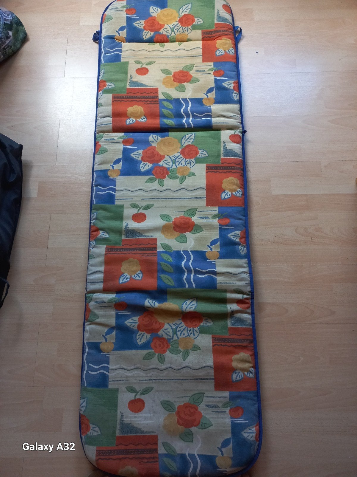 Opvouwbaar matras met bloemenprint, Caravans en Kamperen, Luchtbedden, Ophalen of Verzenden, Gebruikt, 1-persoons