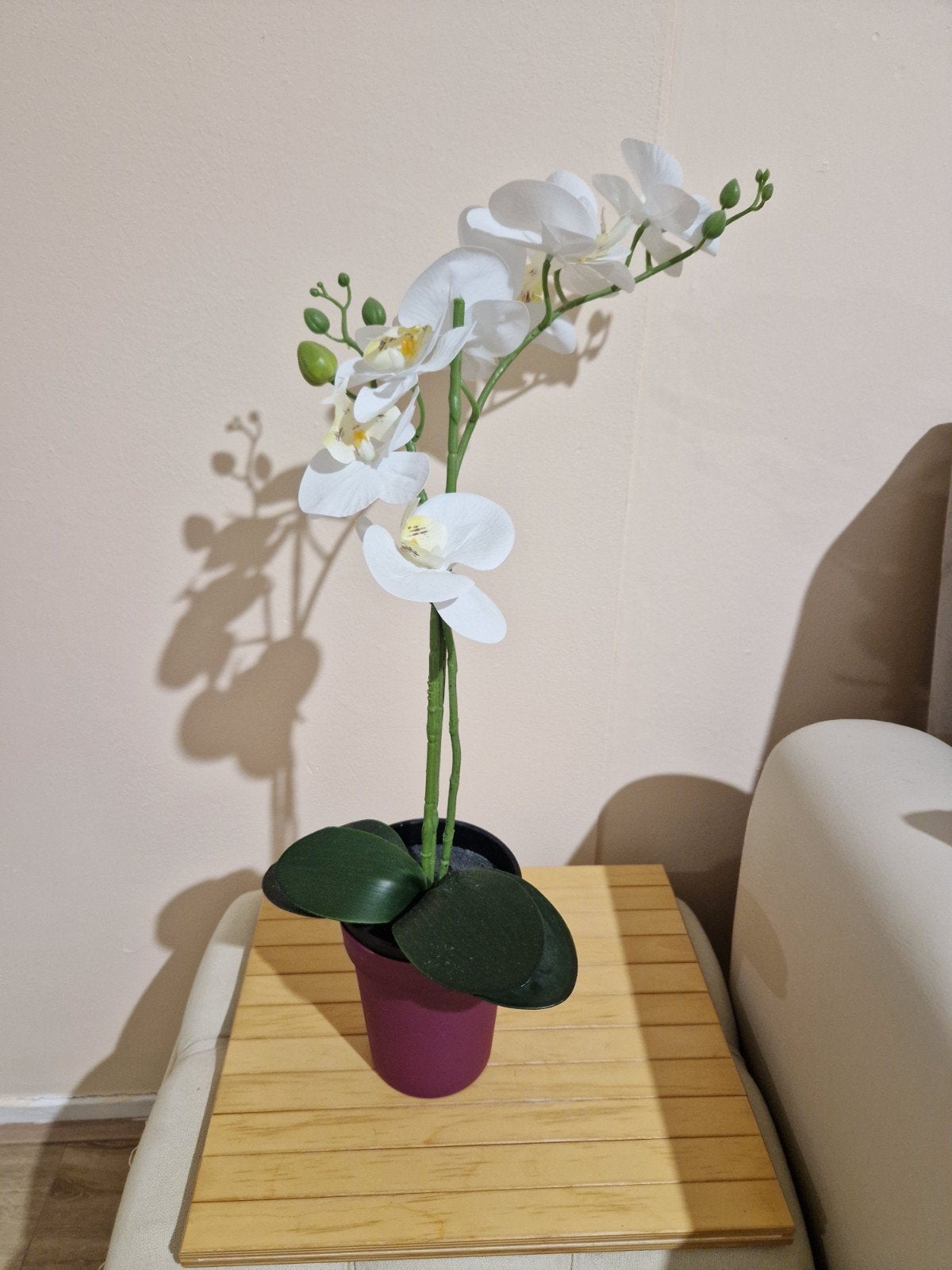 Witte kunstorchidee in paarse pot, Met pot of vaas, Kunstbloem, Ophalen of Verzenden, Kunststof