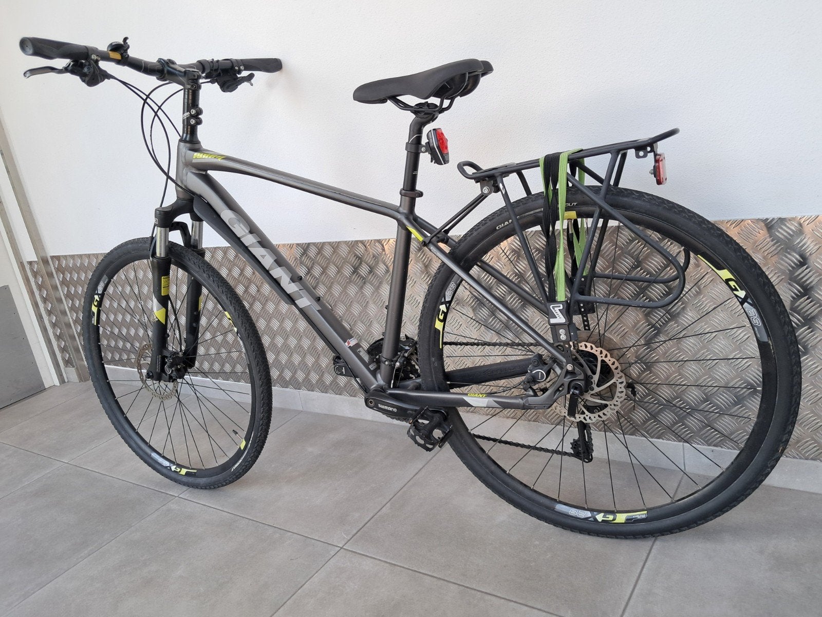Giant Fiets met schijfremmen en bagagedrager, 28 inch, Meer dan 20 versnellingen, Schijfrem, 53 tot 56 cm